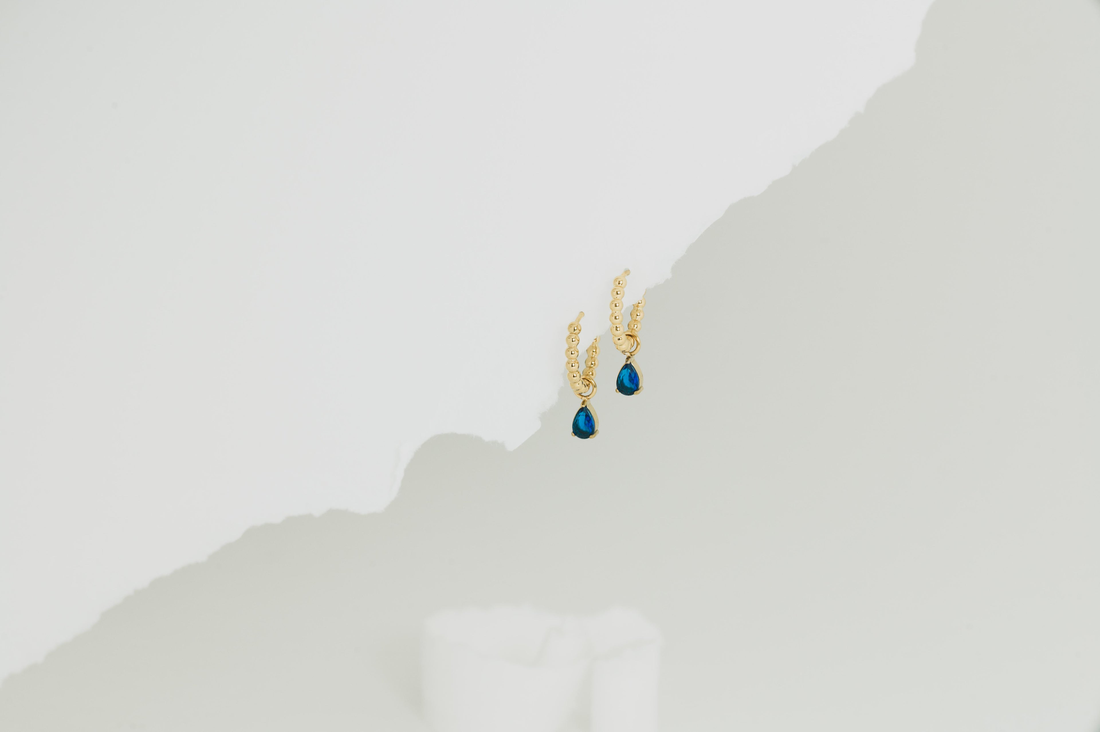 18K gold plated beaded huggie hoop earrings with sapphire blue teardrop crystal charm — HYFN